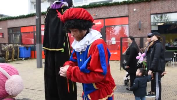 Zwarte Piet Figürü Diemen Balon Hayvanı Yapıyor Hollanda 2019 — Stok video