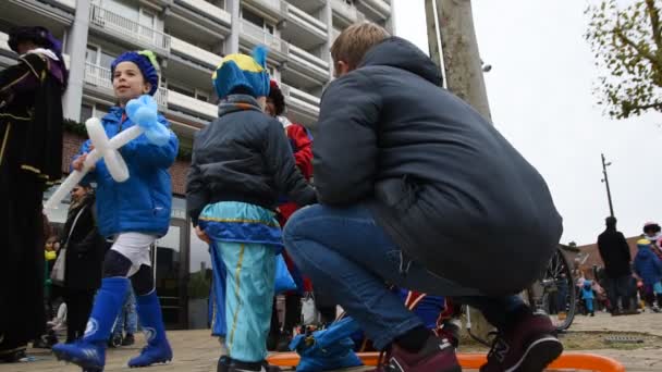 Zwarte Piet Postać Podejmowania Zwierząt Balon Diemen Holandia 2019 — Wideo stockowe