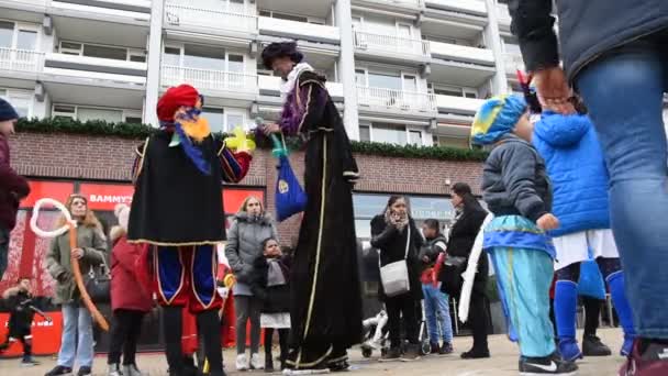 Zwarte Piet Figure Making Balloon Animals Diemen Нідерланди 2019 — стокове відео