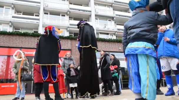 Zwarte Piet Figure Making Balloon Animals Diemen Netherlands 2019 — Stock Video