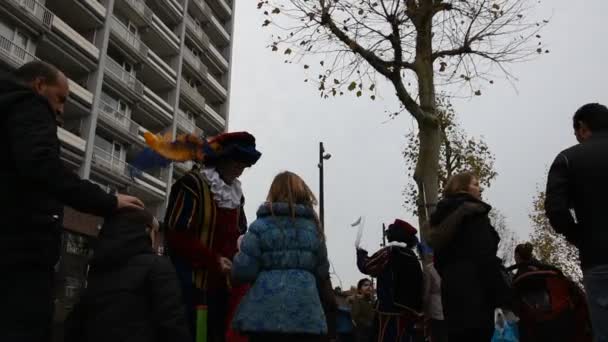 Zwarte Piet Giving Candy Diemen Нідерланди 2019 — стокове відео
