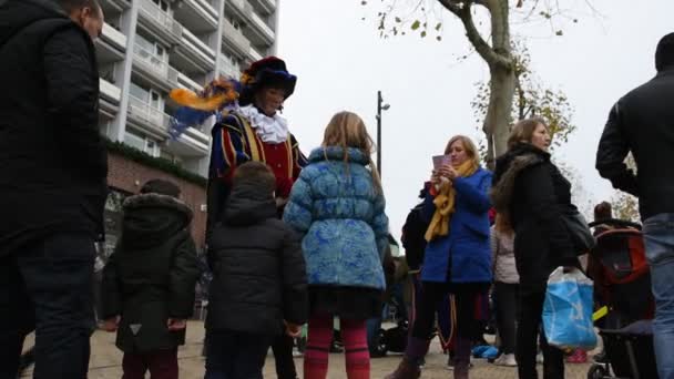 Zwarte Piet Gibt Süßigkeiten Bei Diemen Niederlande 2019 — Stockvideo