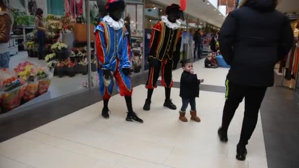 Zwarte Piet Going Photo Little Kid Diemen Holandia 2019 — Wideo stockowe