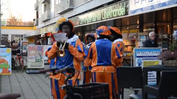 Zwarte Piet Orchestea Sinterklaas Zwarte Piet Buitenveldert Amsterdam Netherlands 2019 — Stock Video