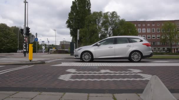 Auto Wachtend Het Stoplicht Aan Ringdijk Straat Amsterdam Mei 2020 — Stockvideo