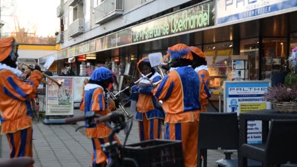Zwarte Piet Orchestea Sinterklaas Zwarte Piet Buitenveldert Amsterdam Нідерланди 2019 — стокове відео