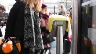  Manchester İngiltere 2019 'daki Piccadilly Gardens tramvay durağına giriş yap.