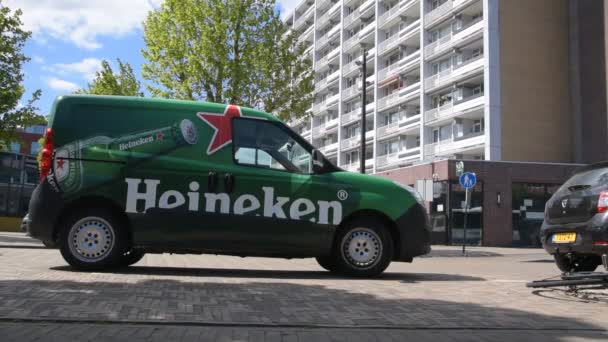 Λεωφορείο Passin Από Heineken Company Car Στο Diemen Της Ολλανδίας — Αρχείο Βίντεο