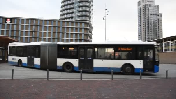 Autobus Przejeżdżający Przez Stację Amstel Amsterdam Holandia 2019 — Wideo stockowe