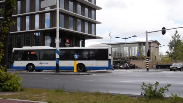 Bus Langs Het Meininger Hotel Amsterdam Nederland 2020 — Stockvideo