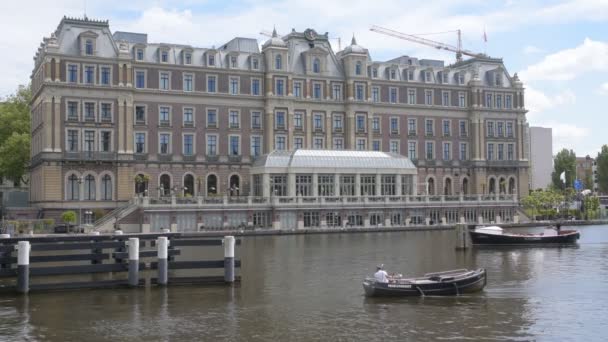 アムステルダムのホテルで通過するボート オランダ2019 5月2020 — ストック動画