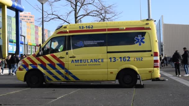 Ambulans Runt Johan Cruijff Arena Amsterdam Nederländerna 2020 — Stockvideo