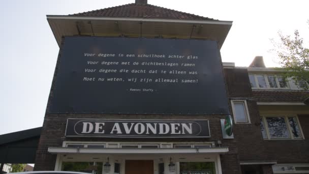 荷兰阿姆斯特丹的Billboard Cafe Avonden上有Ramses Shaffy的文字 — 图库视频影像