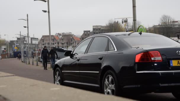 アムステルダムの黒いアウディ車 オランダ2019 — ストック動画