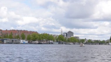 Amsterdam Amstel Nehri 'ndeki Tekne 14 Mayıs 2020