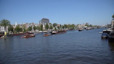  Amsterdam 'daki Torontobrug Köprüsünde Tekneler. Hollanda 2019.