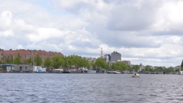 Båt Avstånd Vid Amstel River Amsterdam Nederländerna Maj 2020 — Stockvideo
