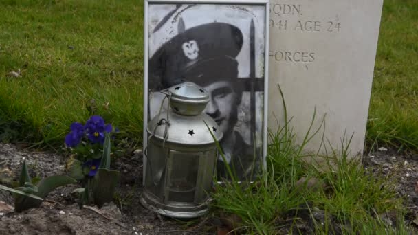 Close Commonwealth War Graves Cemitério Nieuwe Ooster Com Uma Foto — Vídeo de Stock