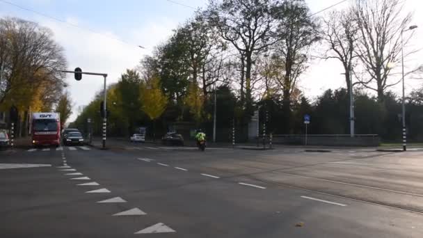 荷兰阿姆斯特丹的Middenweg过境点和Rode Kruislaan街 — 图库视频影像