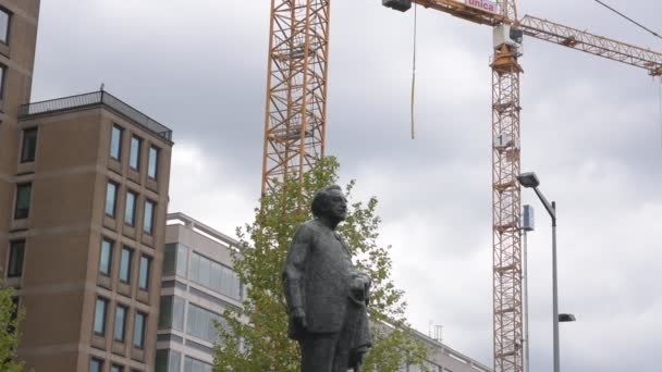 Nahaufnahme Statue Von Wibaut Amsterdam Niederlande Und Kräne Hintergrund Mai — Stockvideo