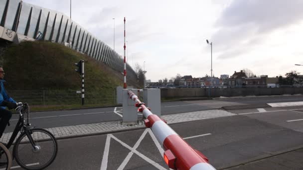 アムステルダムの閉鎖Duivendrechtsebrug Bridge オランダ2020 — ストック動画