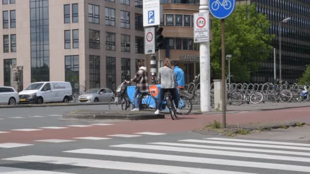 Coolbue Delivery Bike Attesa Semaforo Amsterdam Paesi Bassi Maggio 2020 — Video Stock