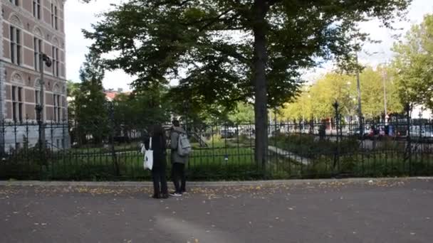 Amsterdam Bahçesinin Önündeki Rijksmuseum Daki Çift 2019 Hollanda — Stok video