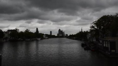 Amsterdam Amstel Nehri 'nde Karanlık Hava 2019 Hollanda