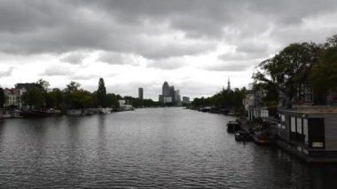 Amsterdam Amstel Nehri 'nde Karanlık Hava 2019 Hollanda