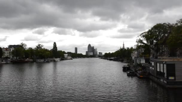 Ciemna Pogoda Nad Rzeką Amstel Amsterdam Holandia 2019 — Wideo stockowe