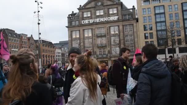 2020 Amsterdam Barajındaki Syanın Yok Olma Gösterisinde Göstericiler — Stok video