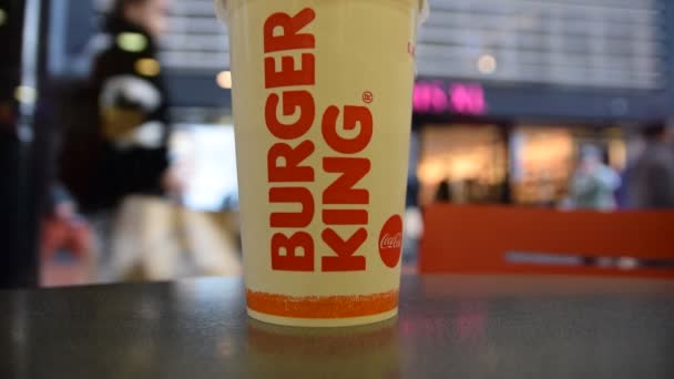 Bebida Burger King Amsterdam Holanda 2019 — Vídeo de Stock