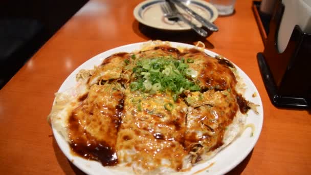 Еда Okonomiyaki Ресторане Хиросиме Япония 2019 — стоковое видео