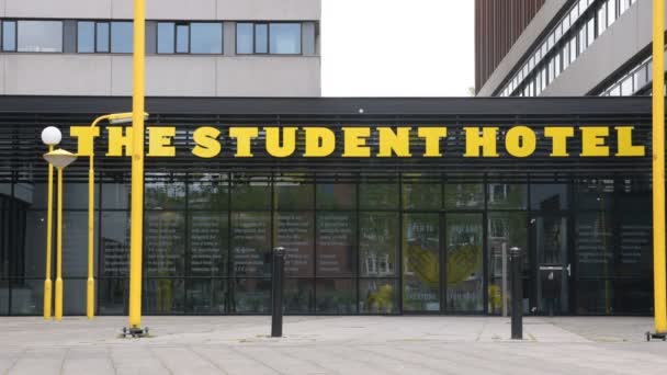 アムステルダムの学生用ホテルへの入り口 オランダ2020 — ストック動画