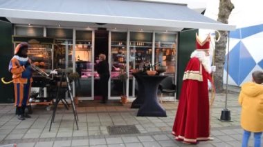 Sinterklaas Amsterdam 'da Buitenvelope' da Bir Çocukla Konuşuyor 2019