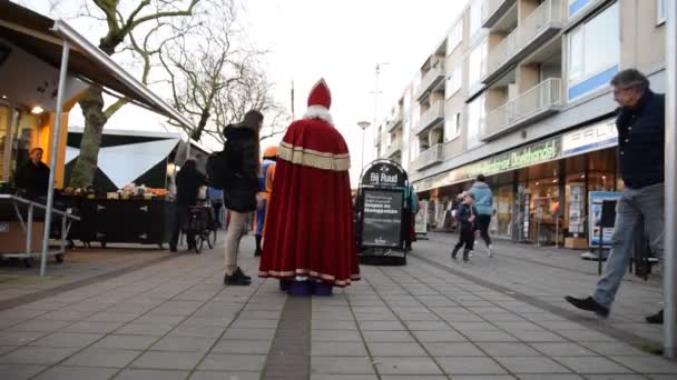Sinterklaas Pratar Med Lilla Pojken Buitenveldert Amsterdam Nederländerna 2019 — Stockvideo