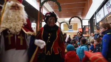 Diemerplein Alışveriş Merkezi 'ndeki Sinterklaas. Hollanda 2019.
