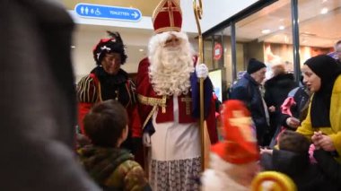 Diemerplein Alışveriş Merkezi 'ndeki Sinterklaas. Hollanda 2019.