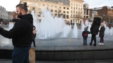 Manchester İngiltere 2019 Piccadilly Bahçelerinde Çeşme