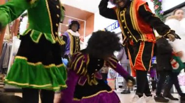 Komik Zwarte Piet Orkestrası Sinterklaas ve Zwarte Piet Buitenveldert Amsterdam 'da Hollanda 2019