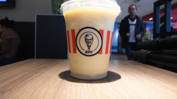 Gember Brood Crunch Milkshake Kfc Restaurant Den Haag Nederland 2019 — Stockvideo