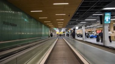 Hollanda 2019, Schiphol Havaalanı 'ndaki kapıların arkasındaki yatay asansör.
