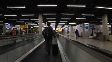 Hollanda 2019, Schiphol Havaalanı 'ndaki kapıların arkasındaki yatay asansör.