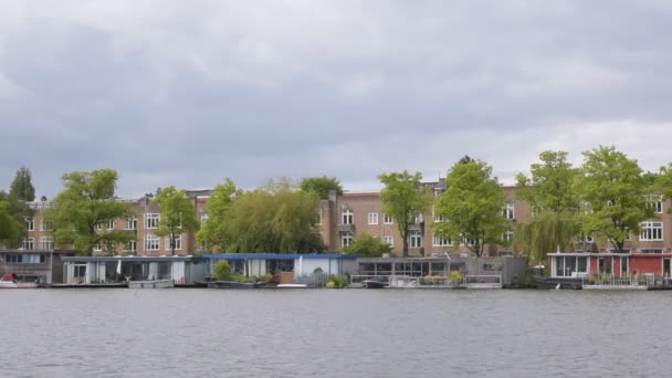 Hausboote Amstelfluss Amsterdam Niederlande Mai 2020 — Stockvideo