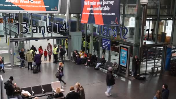 Inne Piccadilly Station Manchester England 2019 — Stockvideo