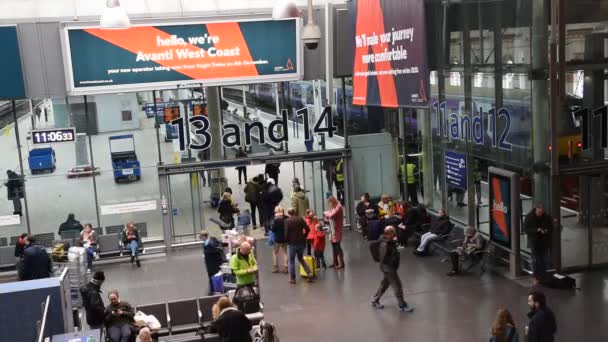 Wewnątrz Piccadilly Station Manchester Anglia 2019 — Wideo stockowe