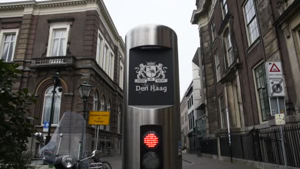 荷兰海牙2019年的一个街垒上的标志 — 图库视频影像