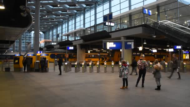 Внутри Центрального Железнодорожного Вокзала Гаага Нидерланды 2019 — стоковое видео