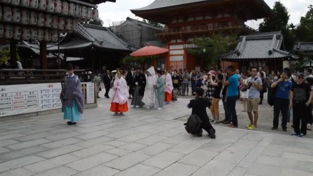 Japon Gelin Yasaka Tapınağında Yürüyor Kyoto Japonya 2015 — Stok video