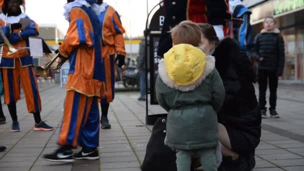 Kleiner Junge Beim Anblick Der Zwarte Pieten Buitenveldert Amsterdam Niederlande — Stockvideo